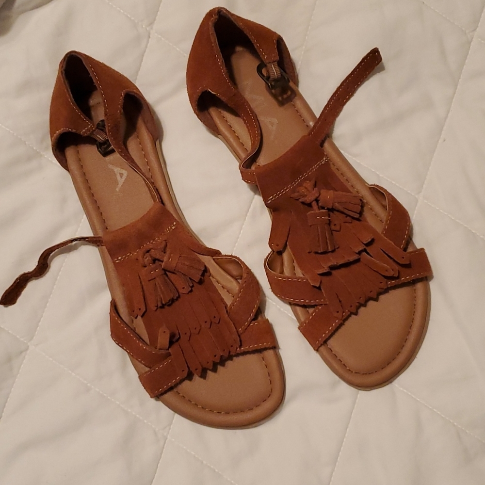 NWOT Boho Leather Moccasin Sandals